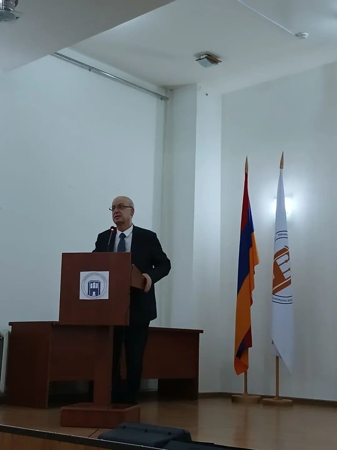Մենք ենք, մեր սարերը - գերմաներեն